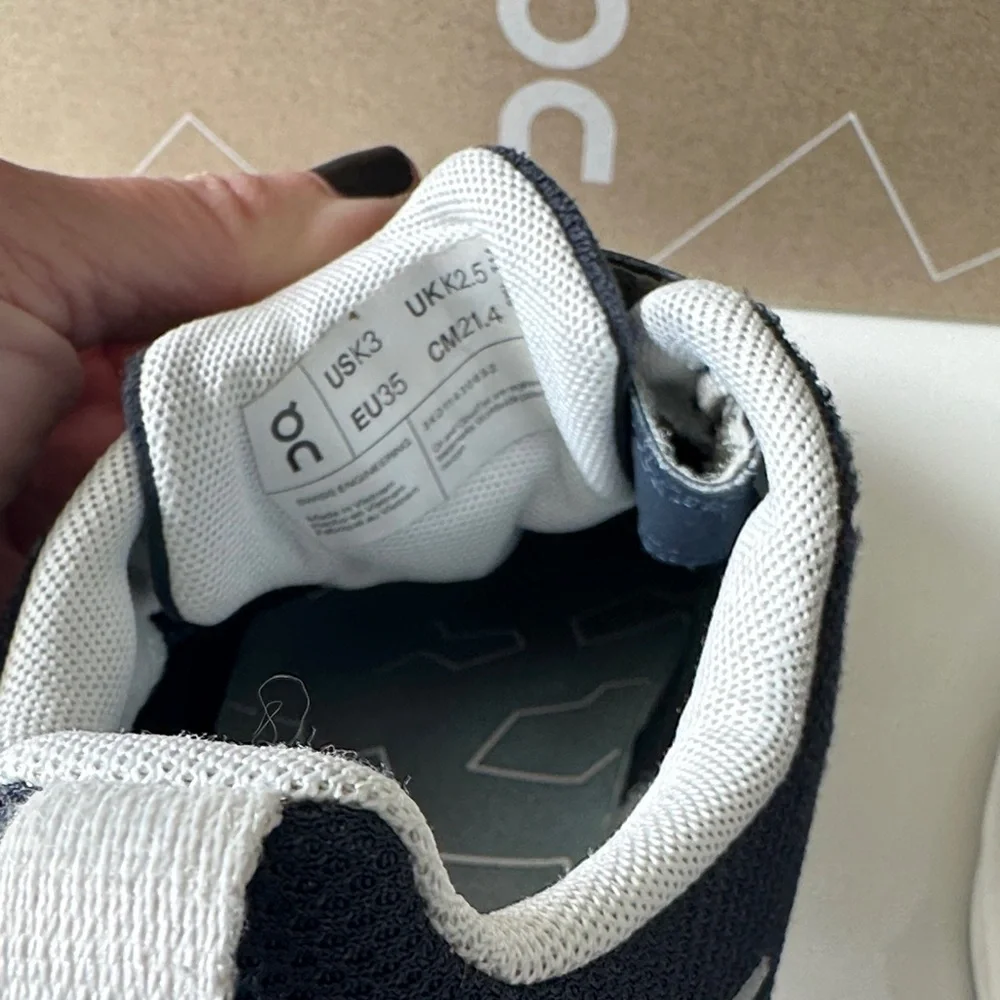 On Running Cloud Play Midnight White Size 3 Kids - Picture 5 of 6